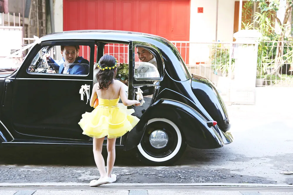 Flowergirl in yellow. Photo by Axioo. theweddingnotebook.com