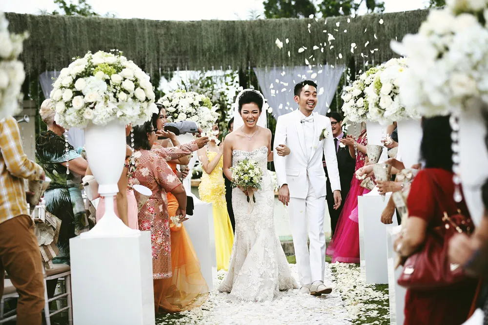 Glamorous garden wedding. Photo by Axioo. theweddingnotebook.com