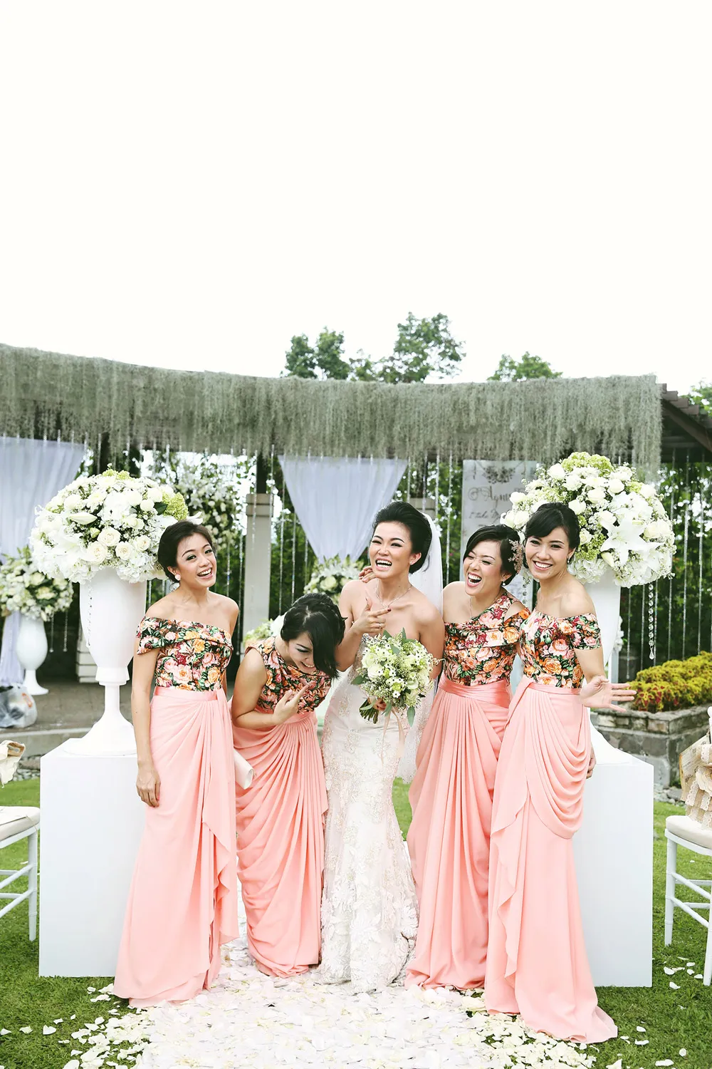 Bridesmaids in coral colour. Photo by Axioo. theweddingnotebook.com