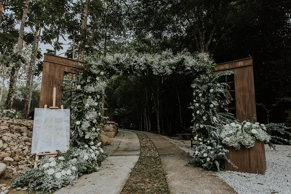 Photo by Jasmine. A Photography. theweddingnotebook.com