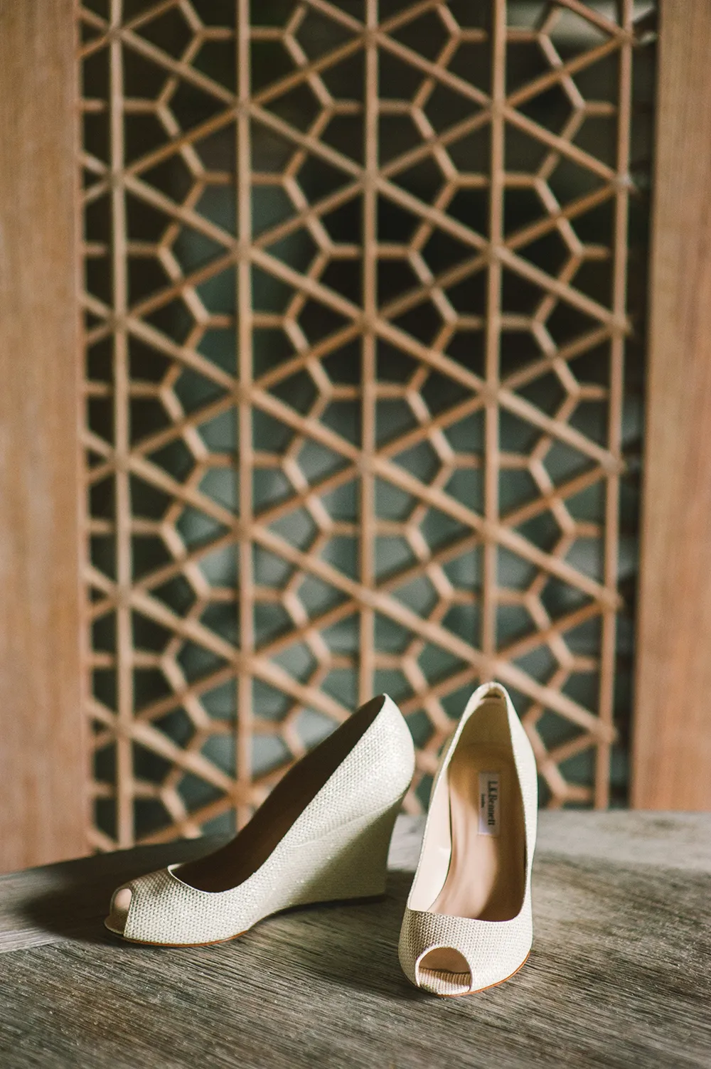 Photo by Munkeat Photography. theweddingnotebook.com