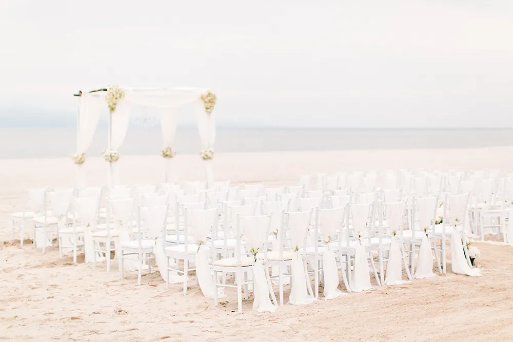 Photo by Munkeat Photography. theweddingnotebook.com