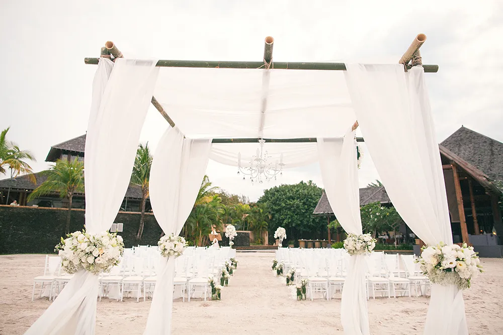 Photo by Munkeat Photography. theweddingnotebook.com