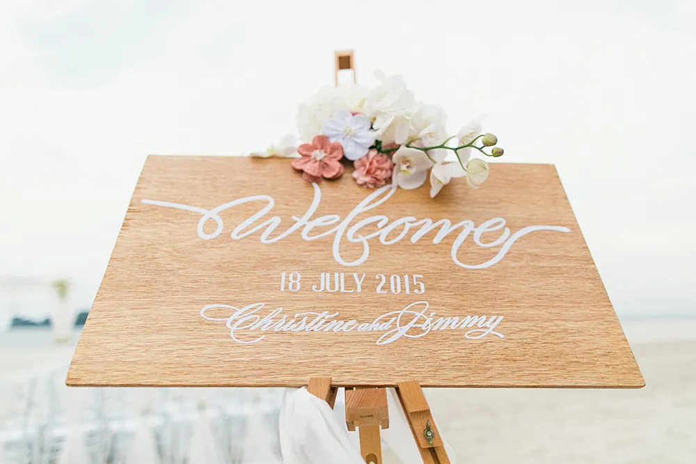 Photo by Munkeat Photography. theweddingnotebook.com