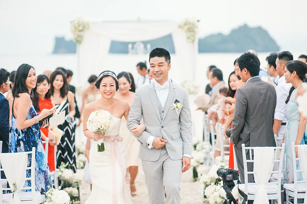 Photo by Munkeat Photography. theweddingnotebook.com