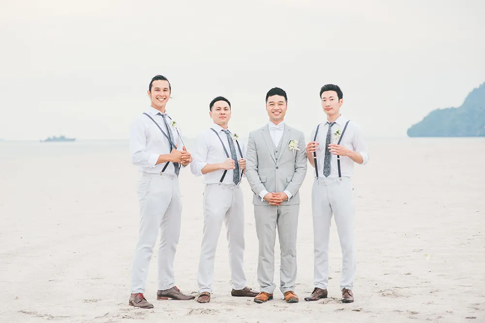 Photo by Munkeat Photography. theweddingnotebook.com