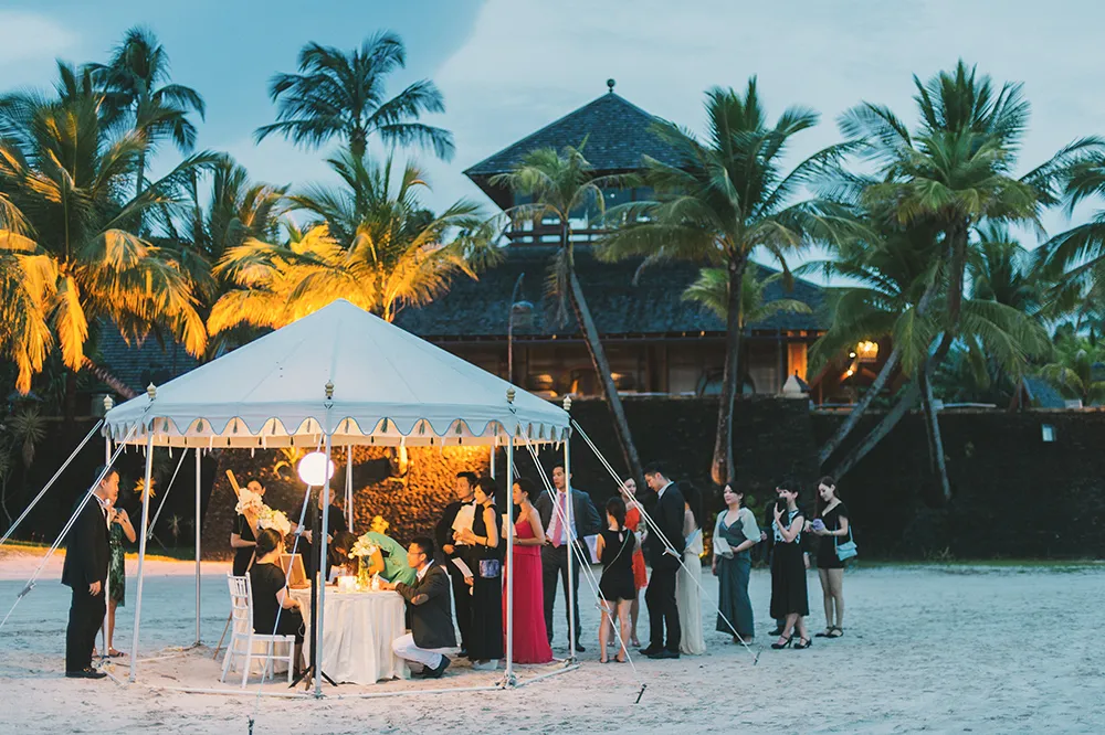 Photo by Munkeat Photography. theweddingnotebook.com