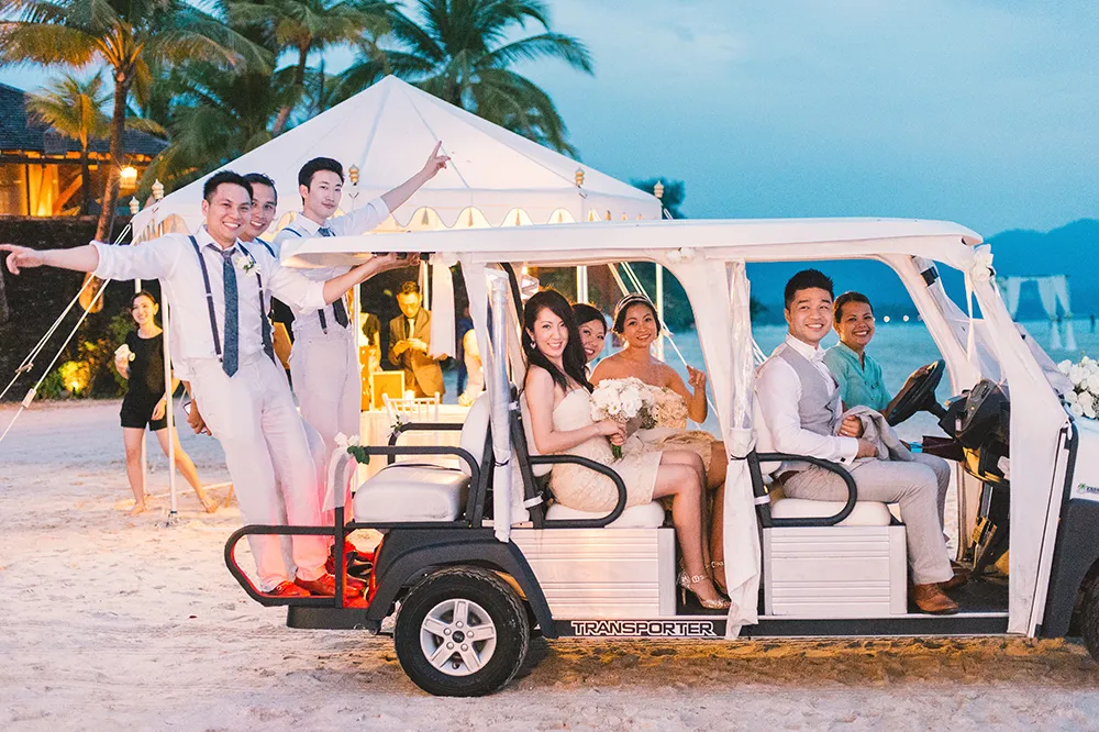 Photo by Munkeat Photography. theweddingnotebook.com