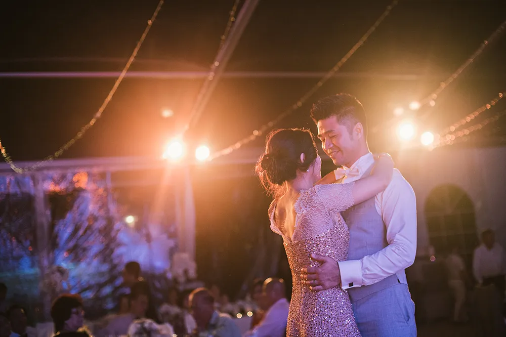 Photo by Munkeat Photography. theweddingnotebook.com