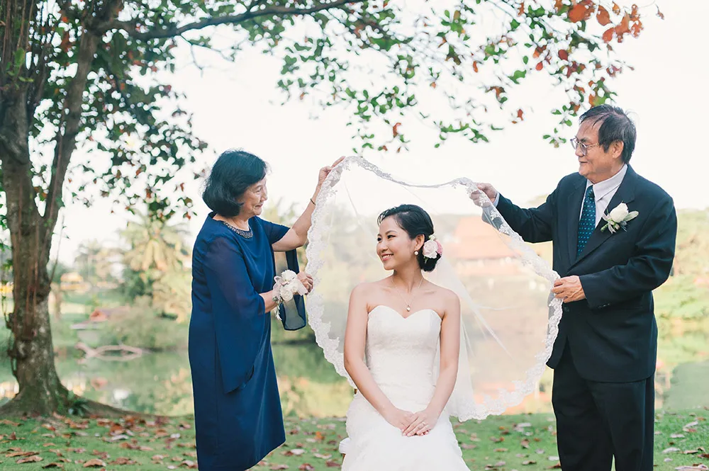 Photo by Munkeat Photography. theweddingnotebook.com