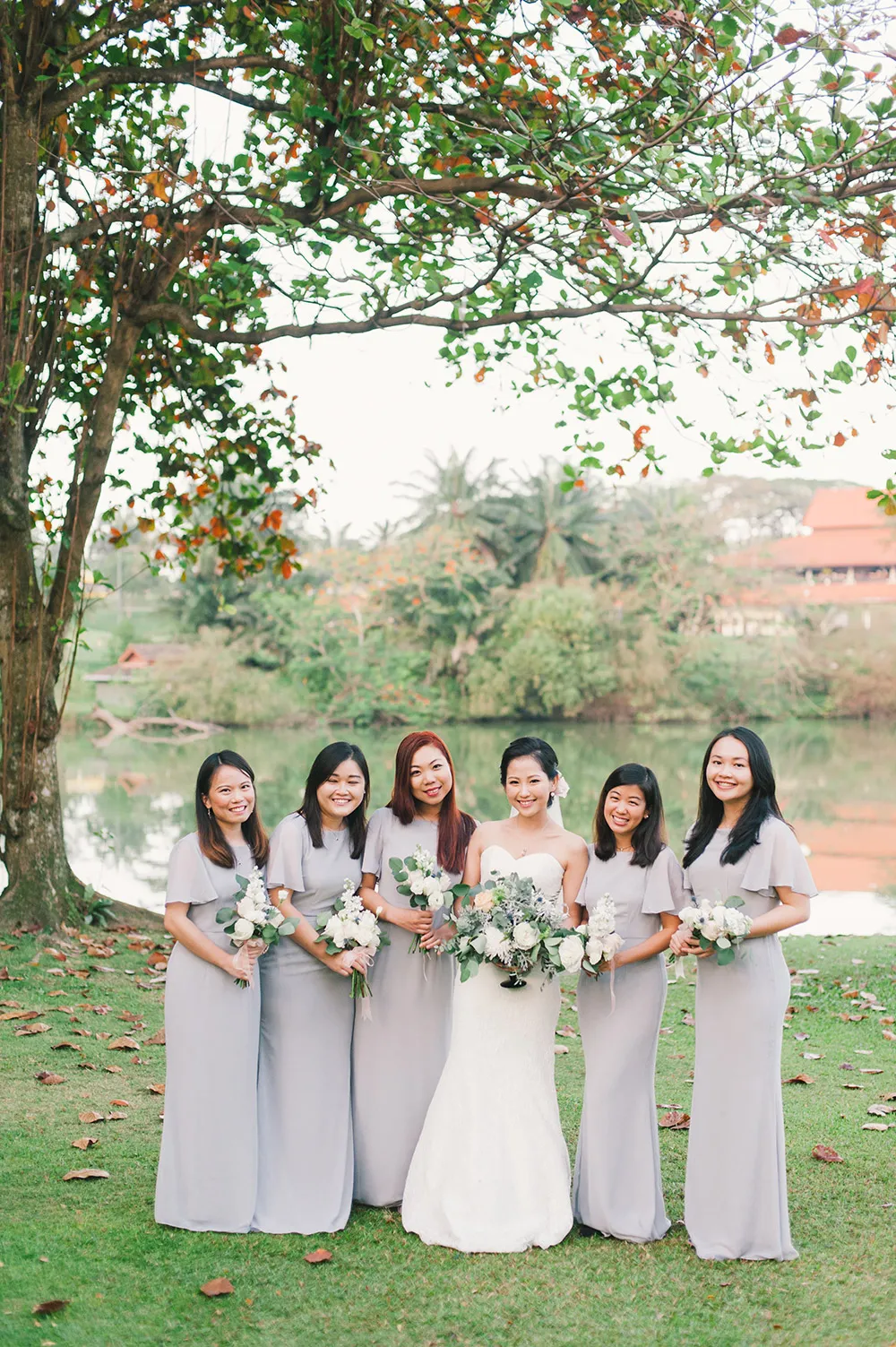 Photo by Munkeat Photography. theweddingnotebook.com