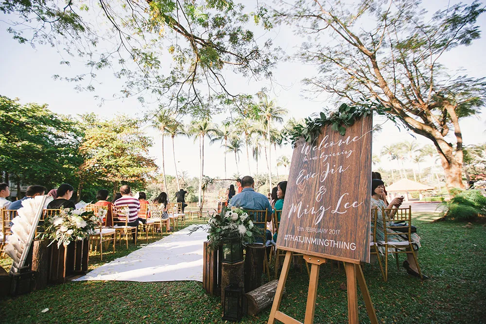 Photo by Munkeat Photography. theweddingnotebook.com