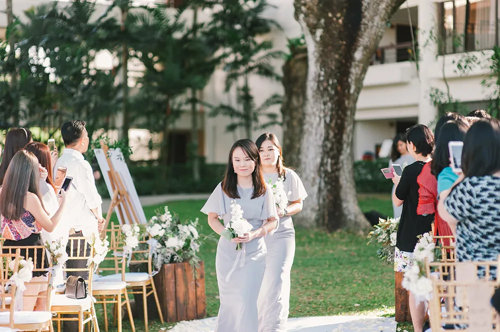 Photo by Munkeat Photography. theweddingnotebook.com