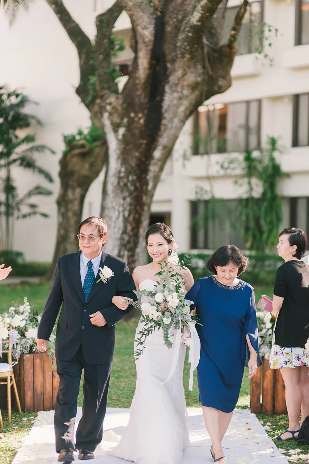 Photo by Munkeat Photography. theweddingnotebook.com