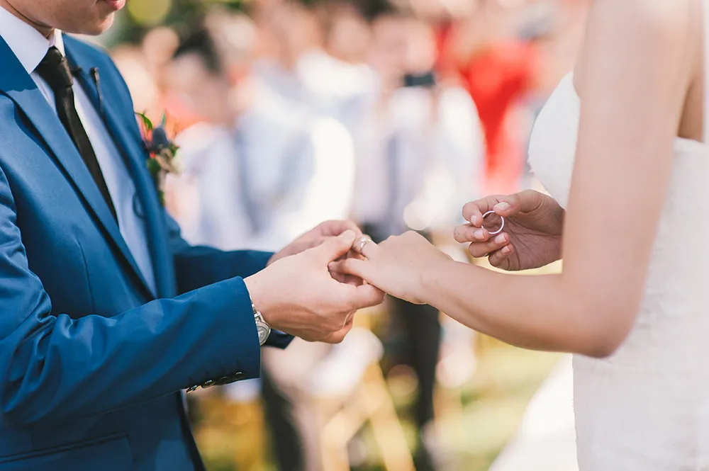 Photo by Munkeat Photography. theweddingnotebook.com