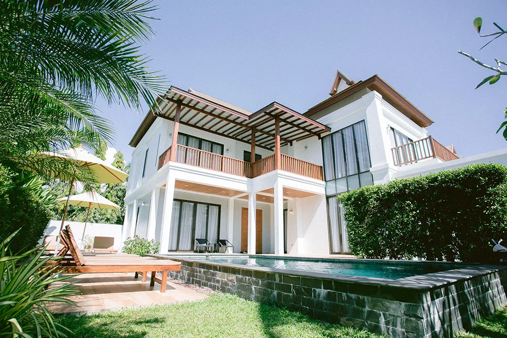 Photo by Louis Loo Photography. theweddingnotebook.com