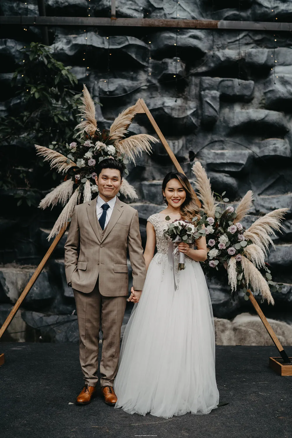 Outdoor garden wedding at Zebra Square Kuala Lumpur. Photo by Basetime Production. theweddingnotebook.com