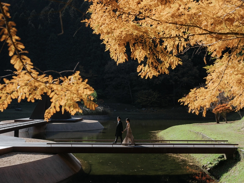 Autumn Pre-Wedding Shoot in Japan showcasing neutral tones
