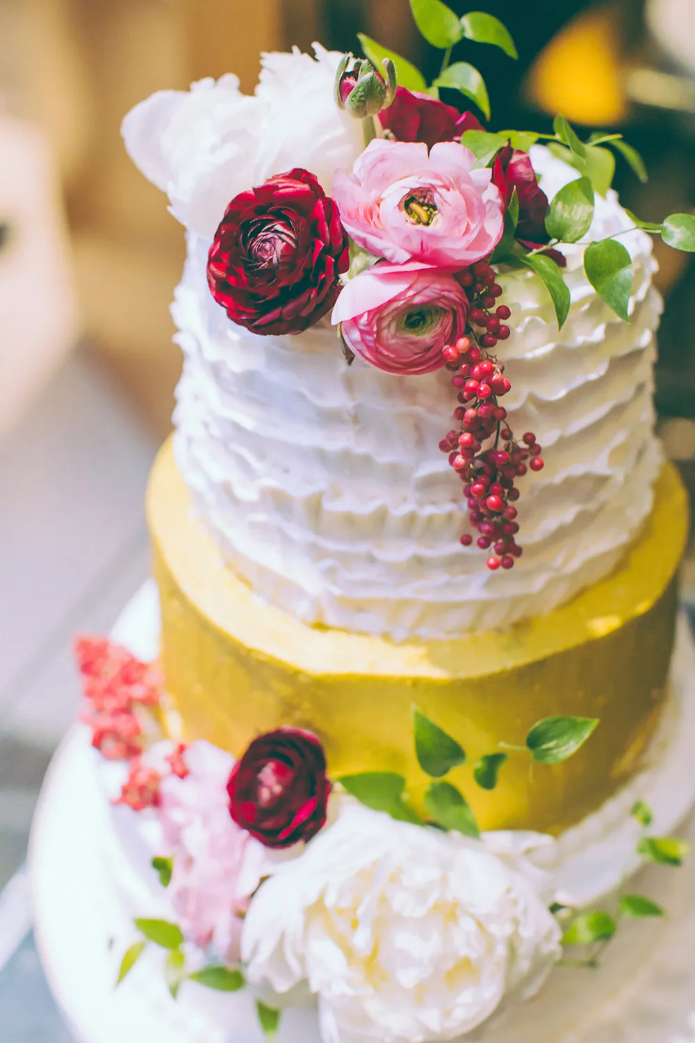 Rustic wedding cake. Photo by ZA Gallery. theweddingnotebook.com