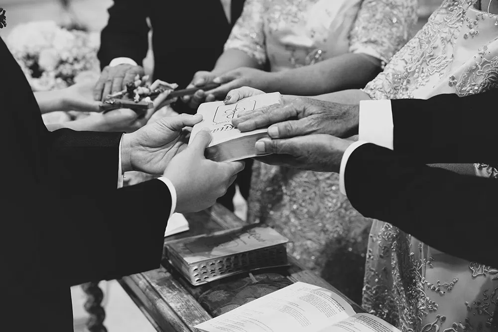 Photo by Axioo Photography. theweddingnotebook.com