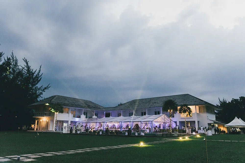 Photo by Andy Phe Photography. theweddingnotebook.com