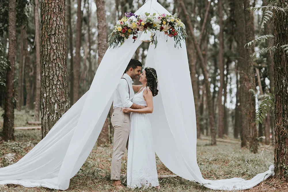 Photo by Munkeat Photography. theweddingnotebook.com