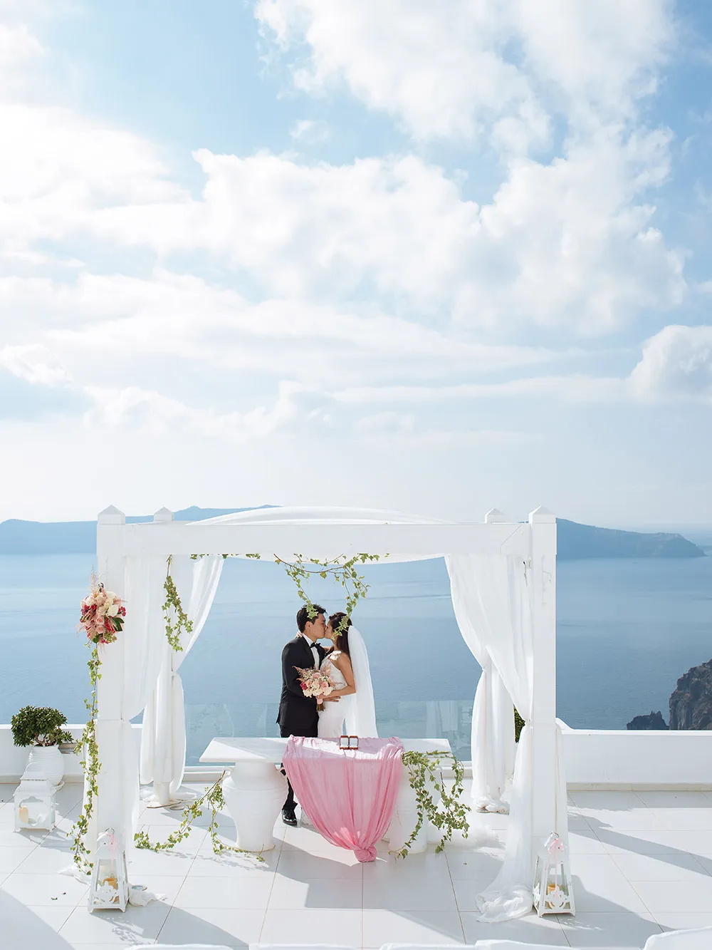 Destination wedding in Santorini. Photo by Sunrise Greece. theweddingnotebook.com