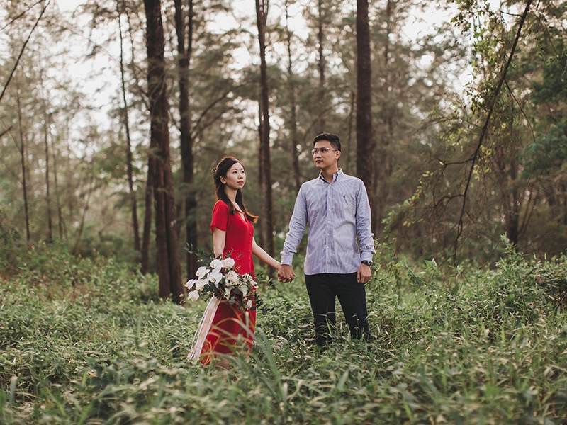 Celebrating Their Five-Year Courtship With Bridal Portraits on Coney Island, Singapore