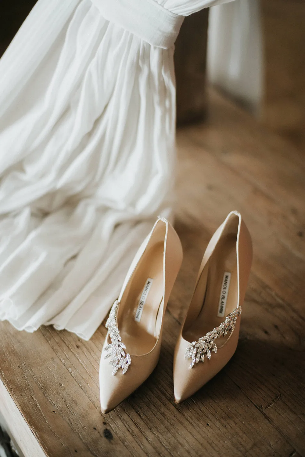 Bridal shoes by Manolo Blahnik. Photo by Iluminen. theweddingnotebook.com