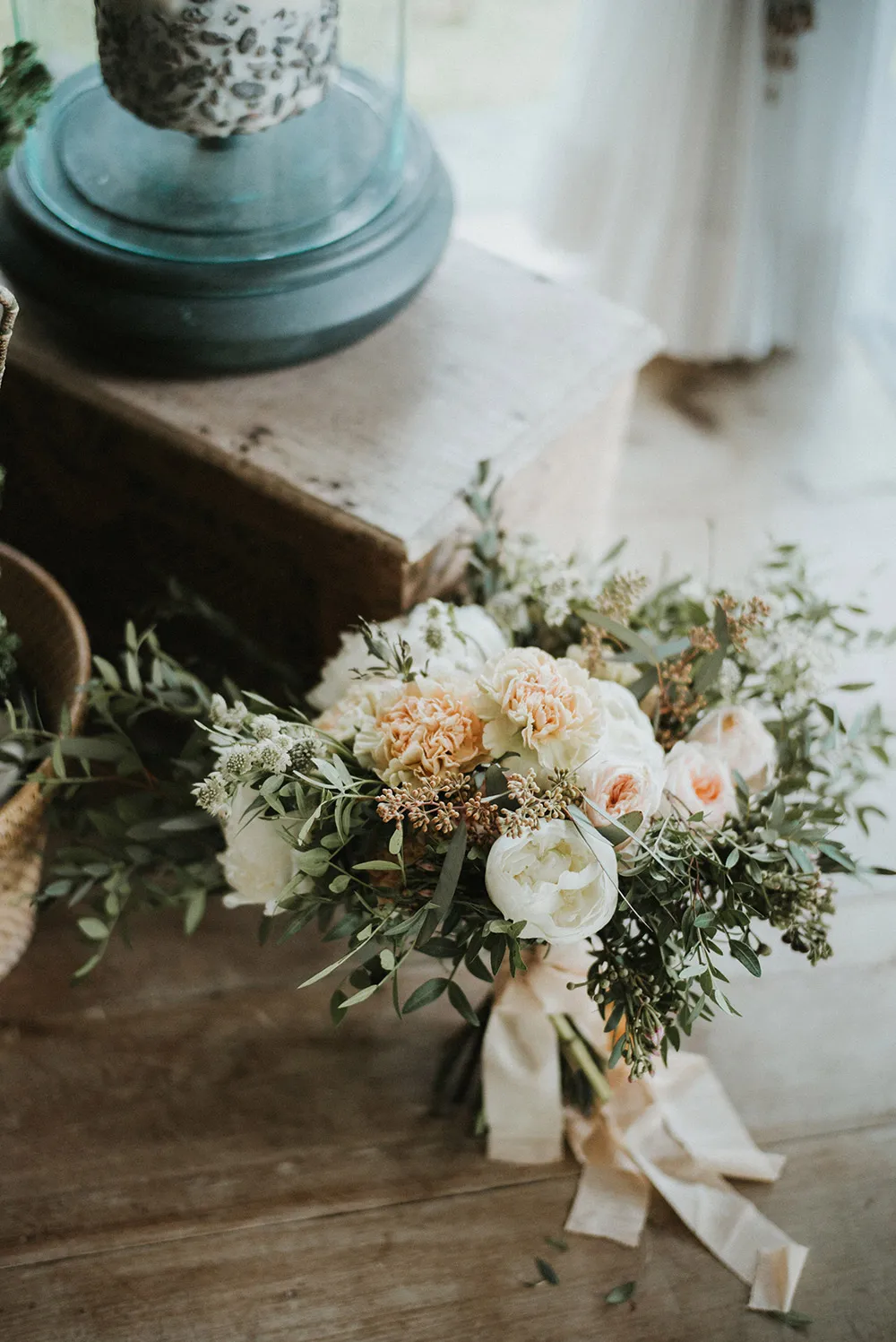 Peach and white bridal bouquet. Photo by Iluminen. theweddingnotebook.com