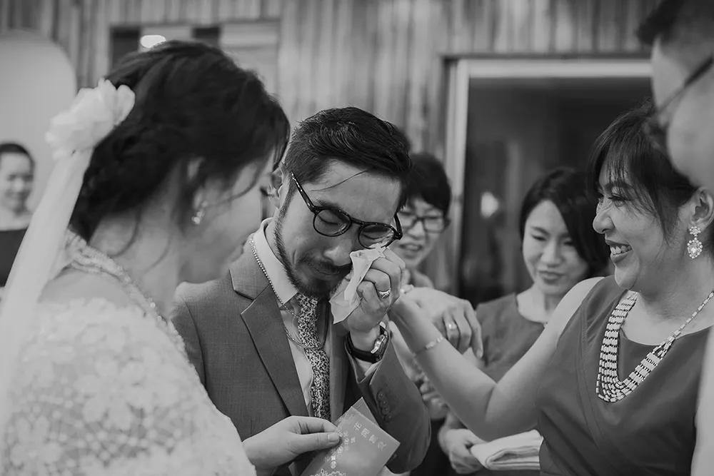 Photo by Hellojanelee Photography. theweddingnotebook.com