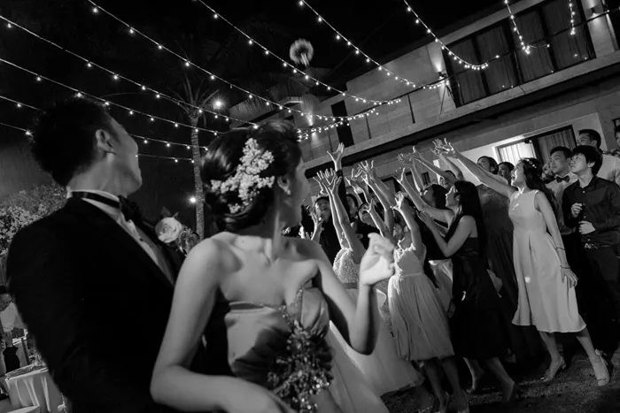 Photo by Snap Story Pictures. theweddingnotebook.com