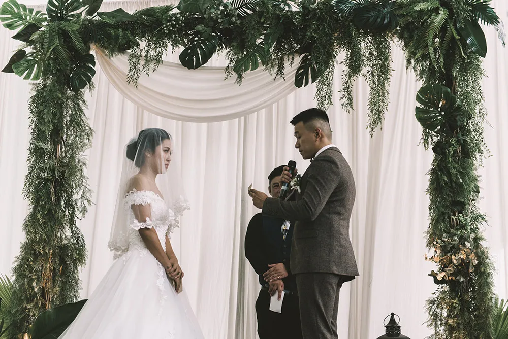 Photo by Andy Phe Photography. theweddingnotebook.com