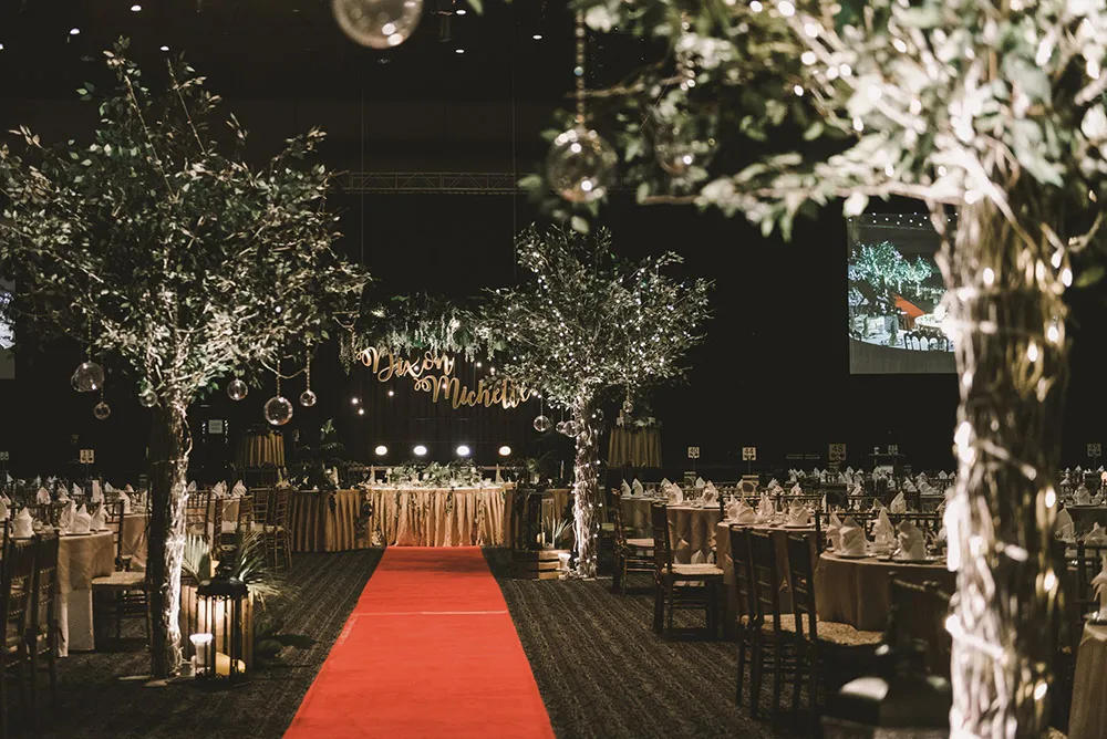 Photo by Andy Phe Photography. theweddingnotebook.com