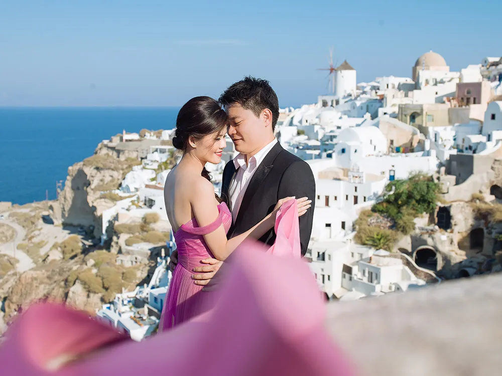 Pre-wedding photos in Santorini. Photo by Sunrise Greece. theweddingnotebook.com