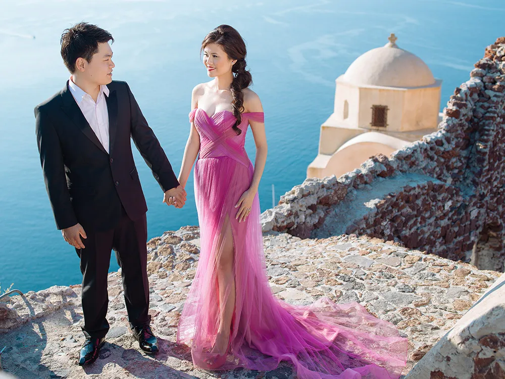 Pre-wedding photos in Santorini. Photo by Sunrise Greece. theweddingnotebook.com