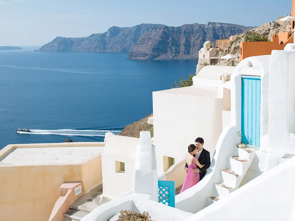 Pre-wedding photos in Santorini. Photo by Sunrise Greece. theweddingnotebook.com