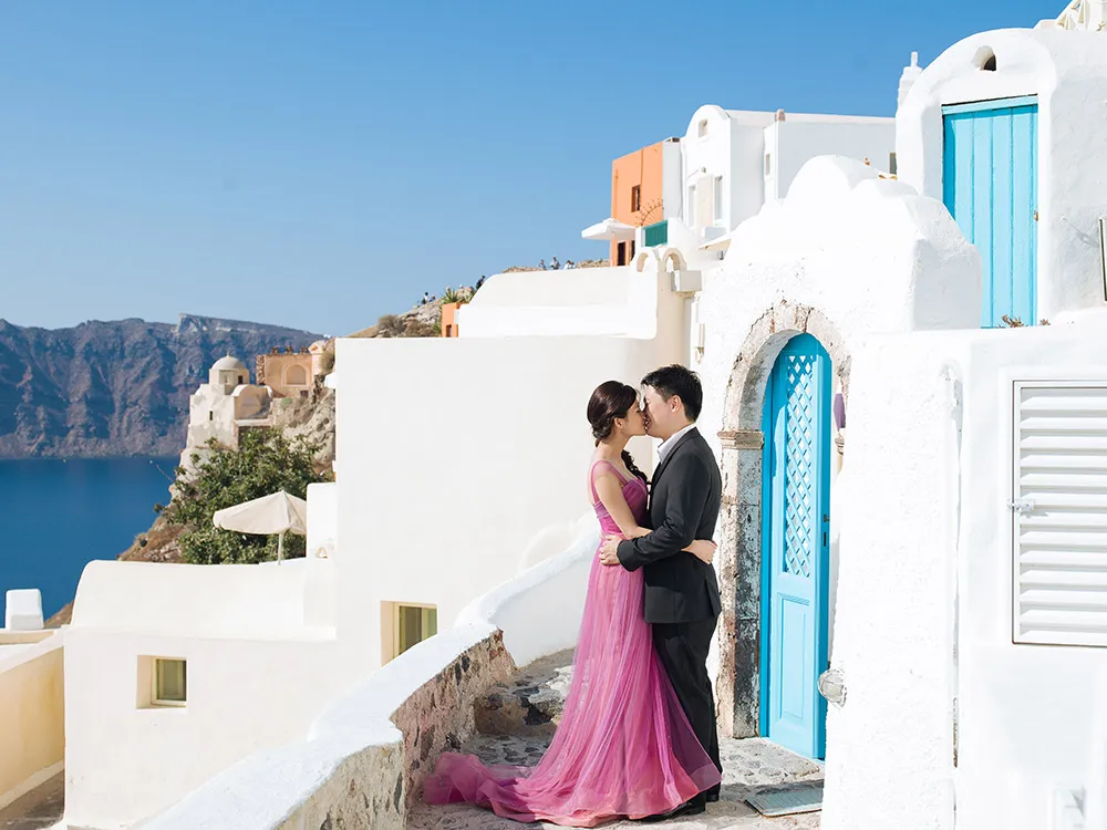 Pre-wedding photos in Santorini. Photo by Sunrise Greece. theweddingnotebook.com