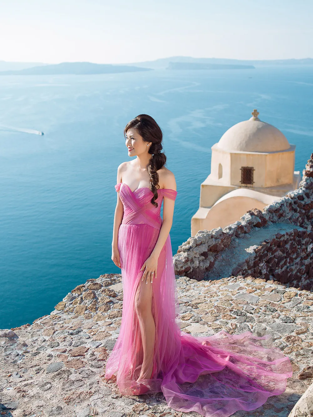 Pre-wedding photos in Santorini. Photo by Sunrise Greece. theweddingnotebook.com