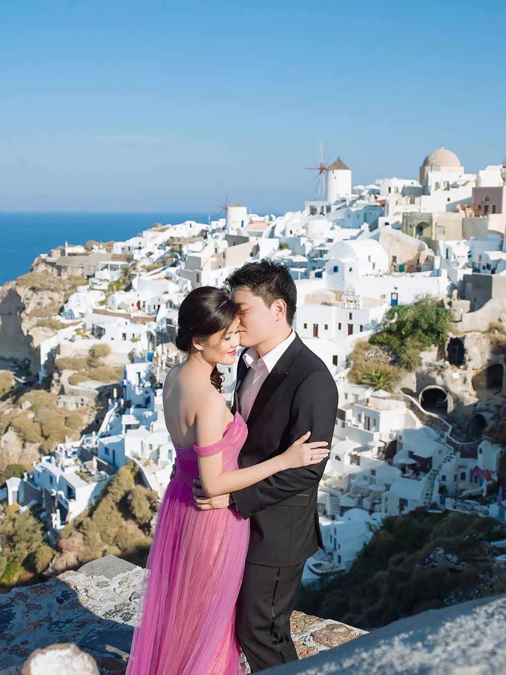 Pre-wedding photos in Santorini. Photo by Sunrise Greece. theweddingnotebook.com