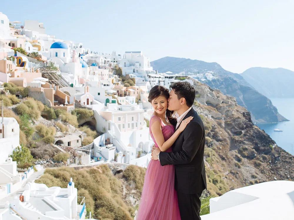 Pre-wedding photos in Santorini. Photo by Sunrise Greece. theweddingnotebook.com
