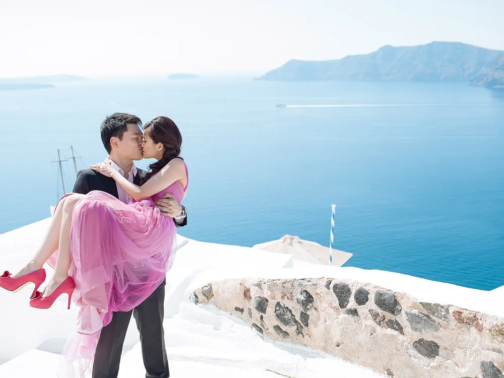 Pre-wedding photos in Santorini. Photo by Sunrise Greece. theweddingnotebook.com
