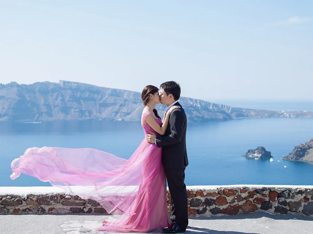 Pre-wedding photos in Santorini. Photo by Sunrise Greece. theweddingnotebook.com