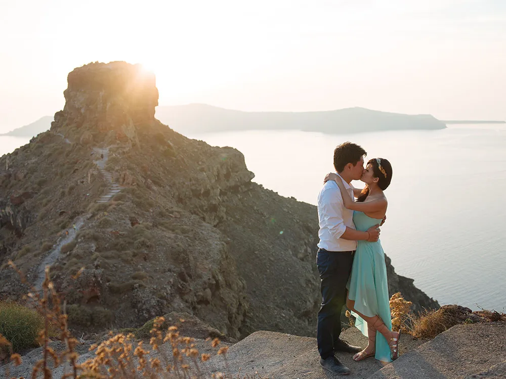 Pre-wedding photos in Santorini. Photo by Sunrise Greece. theweddingnotebook.com