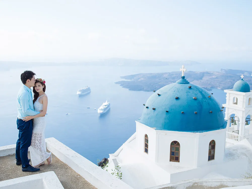 Pre-wedding photos in Santorini. Photo by Sunrise Greece. theweddingnotebook.com