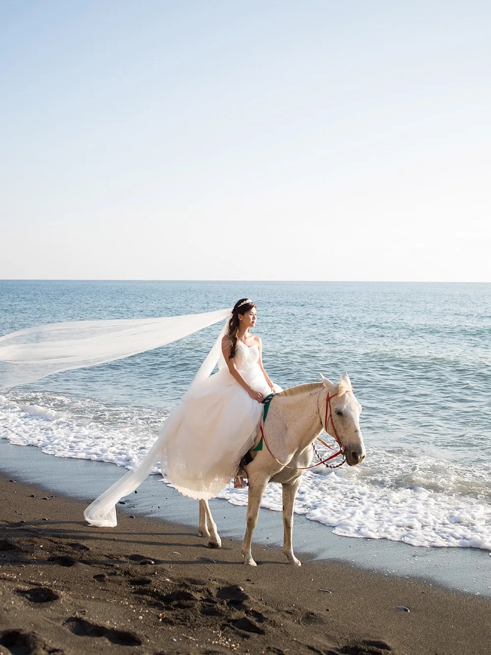 Pre-wedding photos in Santorini. Photo by Sunrise Greece. theweddingnotebook.com