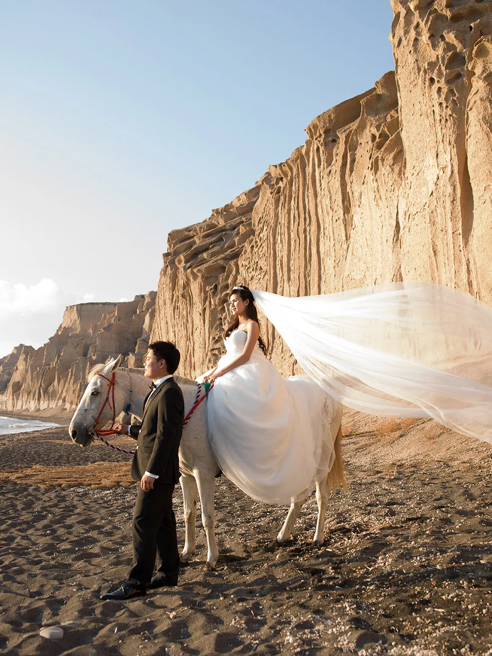 Pre-wedding photos in Santorini. Photo by Sunrise Greece. theweddingnotebook.com