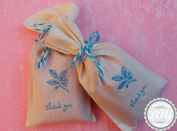 DIY tutorial for fabric favour bags. theweddingnotebook.com