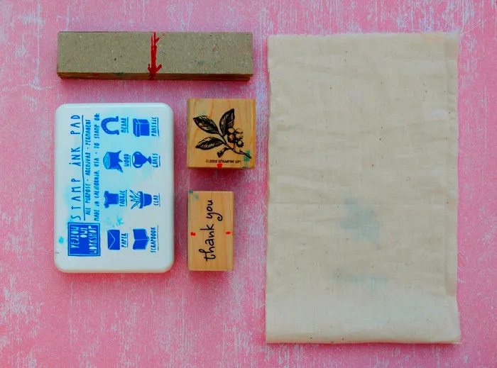 DIY tutorial for fabric favour bags. theweddingnotebook.com
