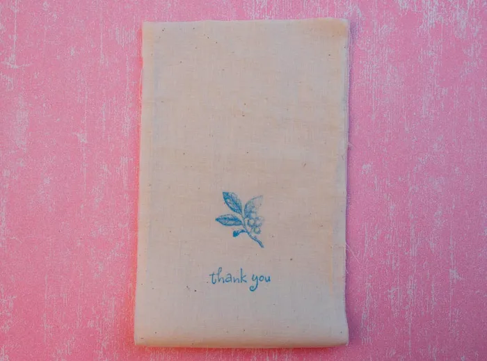 DIY tutorial for fabric favour bags. theweddingnotebook.com